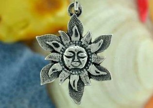 Symbolom slnka je malý amulet pre šťastie