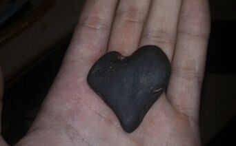 kameň v tvare srdca ako talizman šťastia