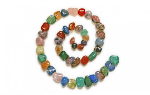 DIY amulet pre šťastie z farebných kameňov