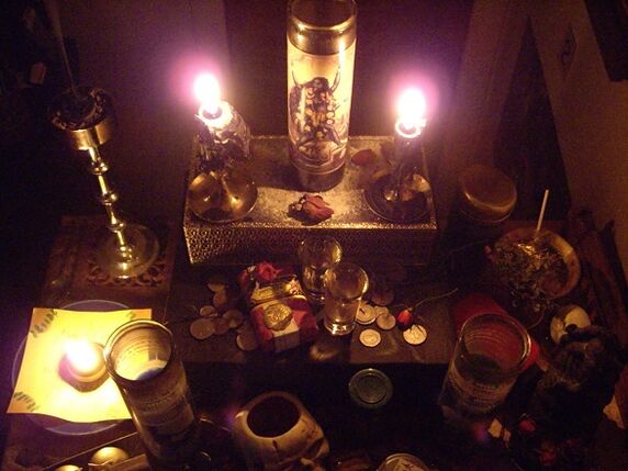 amulet horiacej sviečky a mince pre šťastie