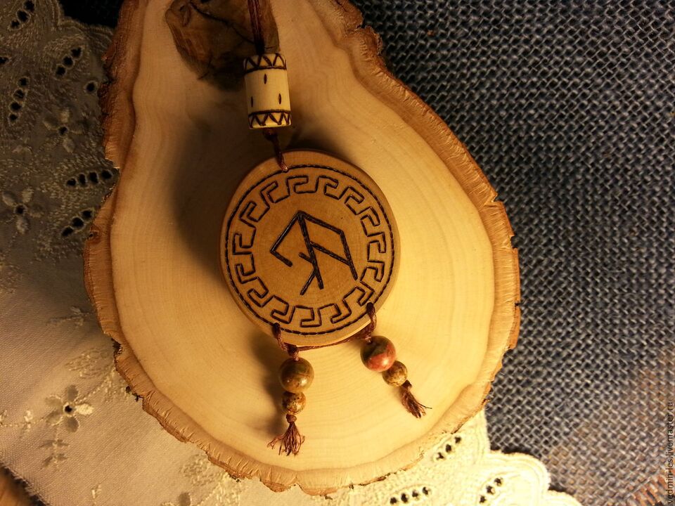 amulet s runou pre šťastie foto 1