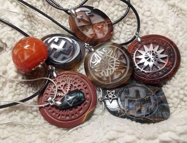 Amulety vo forme príveskov pre šťastie, bohatstvo a zdravie