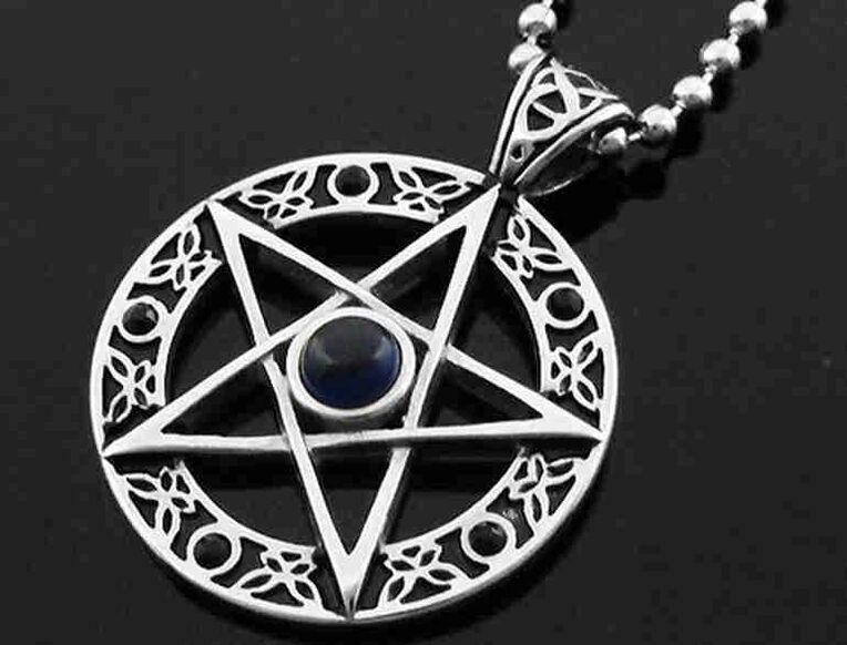 magický prívesok ako amulet šťastia